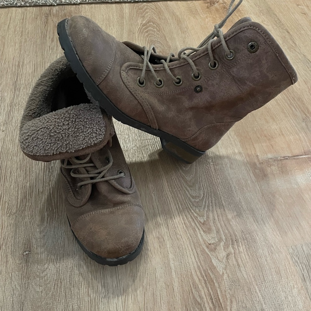 Cute brown boots size 7.5